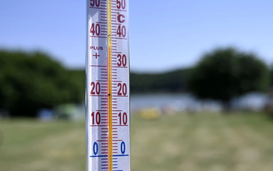 Az érintett régiókban a nappali csúcshőmérséklet elérheti vagy meghaladhatja a 33 Celsius-fokot.