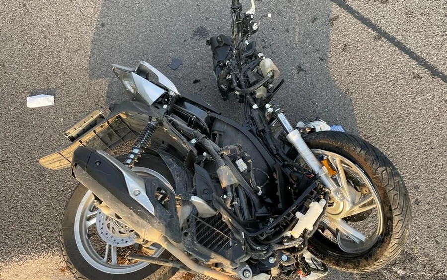 Előzés közben ütközött egy személyautó és egy motorkerékpár, elhunyt a 60 éves motoros