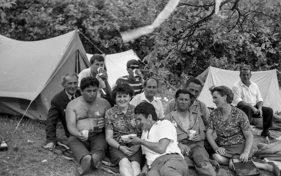 Jókedvű nézők az 1970-es gombaszögi ünnepségen