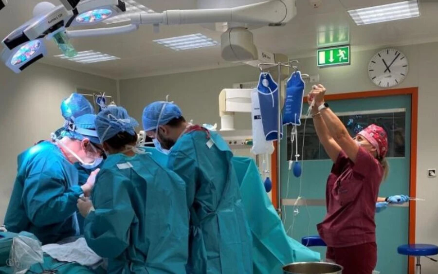 „A műtét, amelyet a Transzplantációs Sebészeti Klinika szakemberei végeztek Radoslav Kminiak helyettes vezető irányításával, kivételes volt. A daganat a veséből nőtt ki, az alsó üres visszért és a szív jobb pitvarát érintette” – közölte a kórház.