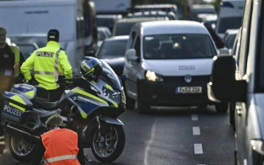 A rendőrség az X közösségi hálón, korábbi nevén Twitteren, arra kérte a járművezetőket, hogy maradjanak nyugodtak, és ne avatkozzanak be. Az Utolsó generáció (Letzte Generation) csoport aktivistái hétfőn jelentették be, hogy legalább 23 tüntetést tartottak szerte a német fővárosban. Egyes helyeken az úttesthez ragasztották magukat – közölte a rendőrség.