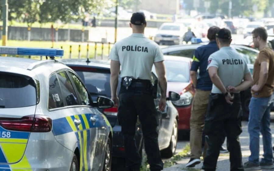 A térfigyelő kamerák felvételei szerint a fiatal pozsonyi nő hajnali 3.35-kor szállt fel a buszra a Zoch utcában, majd három megállót ment a  Záporožská utcáig, ahol 3.40-kor szállt le, körülbelül 150 méterre lakóhelyétől - nyilatkozta barátja a Markízának. A fiatal lány jelenleg kórházban van.