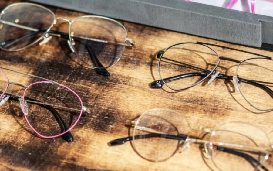 A speciális korrekciós eszközök közé tartozik a dioptriás szemüveg és a kontaktlencse. Nem kell, hogy csak szemüveg és lencse legyen, amelyet kizárólag a munkahelyén használ, lehet olyan szemüveg is, amelyet rendszeresen visel.