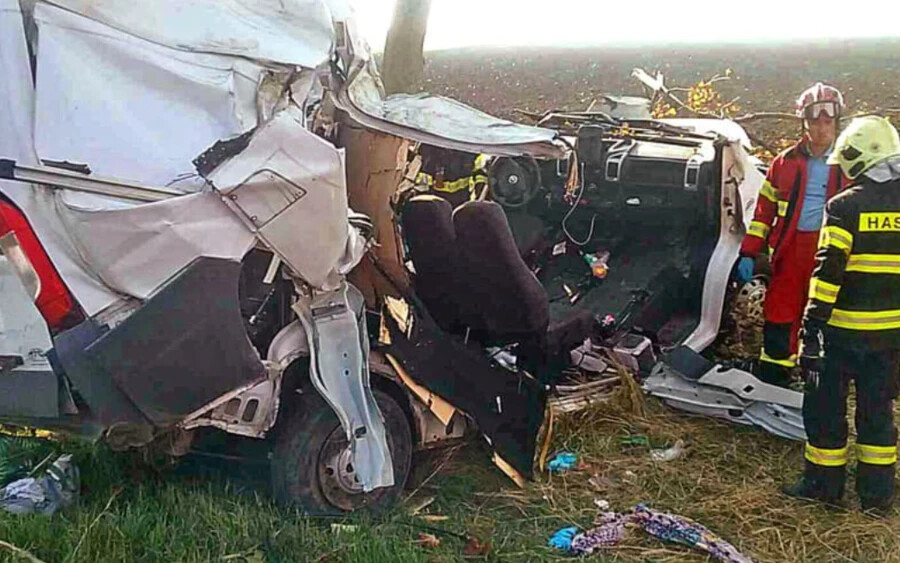 A jármű egy fának ütközött, aminek következtében minden utas életét vesztette.