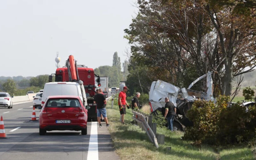„A baleset nem sokkal szerdán reggel 8 óra előtt történt. a D1-es autópályán a Pozsony és Nagyszombat közötti szakaszon. Egy lengyel rendszámú Fiat Ducato kisteherautó sofőrje eddig tisztázatlan okból letért az útról és egy fának csapódott. Az autóban 3 felnőtt és 2 gyerek ült” – közölte Mária Linkešová rendőrségi szóvivő. 