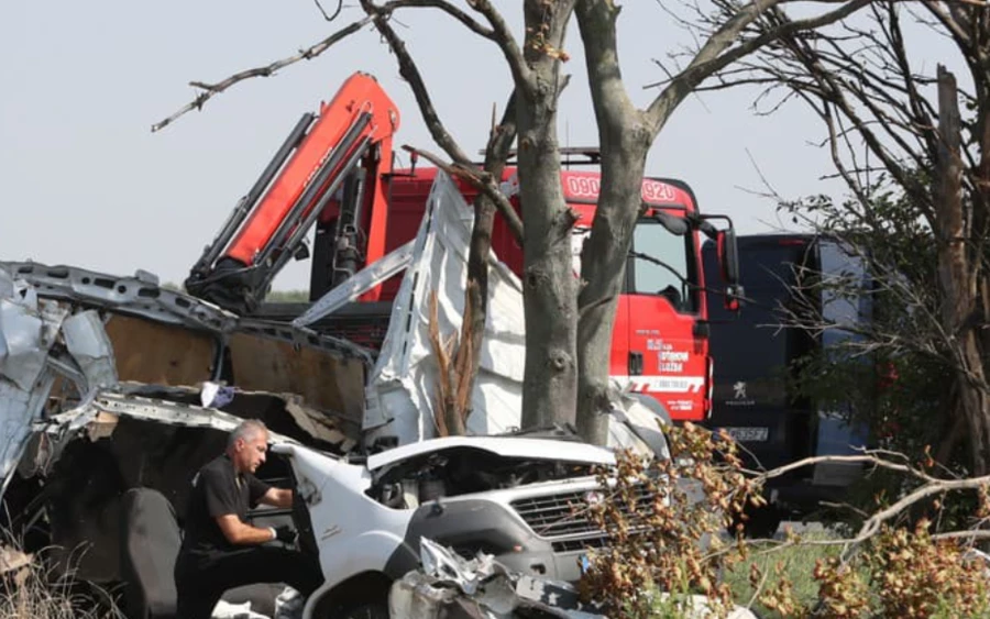 A 35 éves szülők a helyszínen meghaltak, a 62 éves nagymama szintén súlyos sérüléseket szenvedett. 