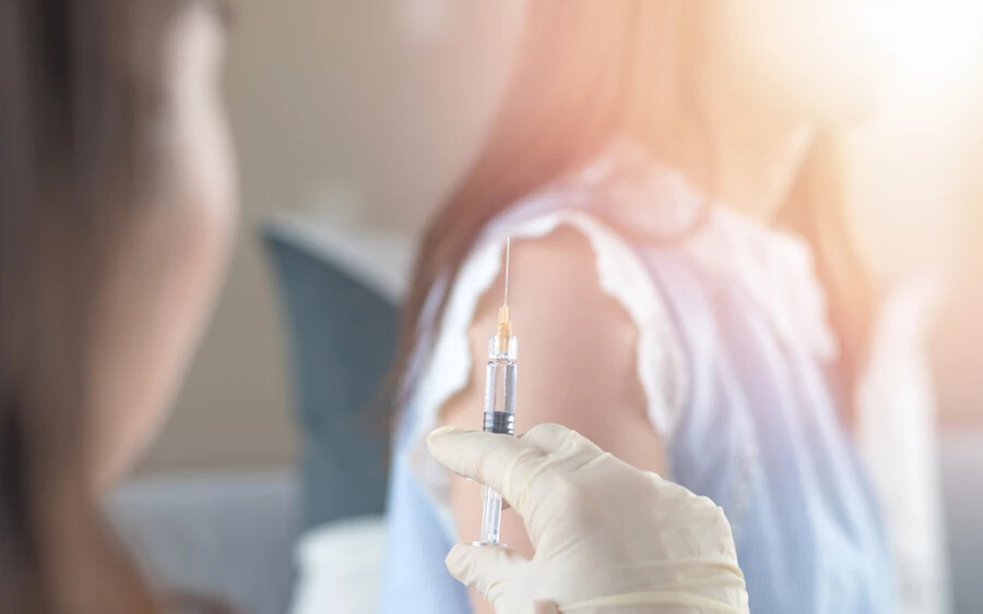 A gyógyszerkategorizáló bizottság szeptemberi ülésén javasolta, hogy a 14 és 15 éves gyermekek is kaphassák meg ingyenesen a HPV-oltást. A HPV a méhnyakrák, a hüvelyrák, a szeméremtest, a fej-nyakrák, a végbélnyílás és a péniszrák leggyakoribb kiváltó oka.