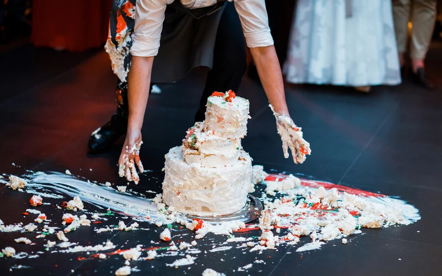 A 24.hu cikke szerint a 27 éves nő elmondta: tudja, hogy vőlegénye nagyon szereti a hagyományt, amikor tortát nyomnak egymás arcába, ő viszont nem, így többször is megkérte, hogy ne csinálja, a férfi azonban nem hallgatott rá. A menyasszony ezért faképnél hagyta az esküvőn.