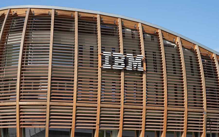 A világszerte 290 ezer embert foglalkoztató techóriás ezzel a tömeges elbocsátásokkal szeretné megőrizni a cég hatékonyságát. „Az elbocsátási folyamat 2023. október 31-ig várható” –  közölte az IBM International Services Center.