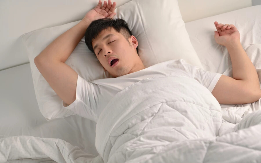 A túlsúlyos emberek sokkal többet, gyakrabban és hangosabban horkolnak, mivel torkukban több zsírszövet található, ami megnehezíti az éjszakai légzést. A fogyás tehát segíthet leküzdeni a horkolást.