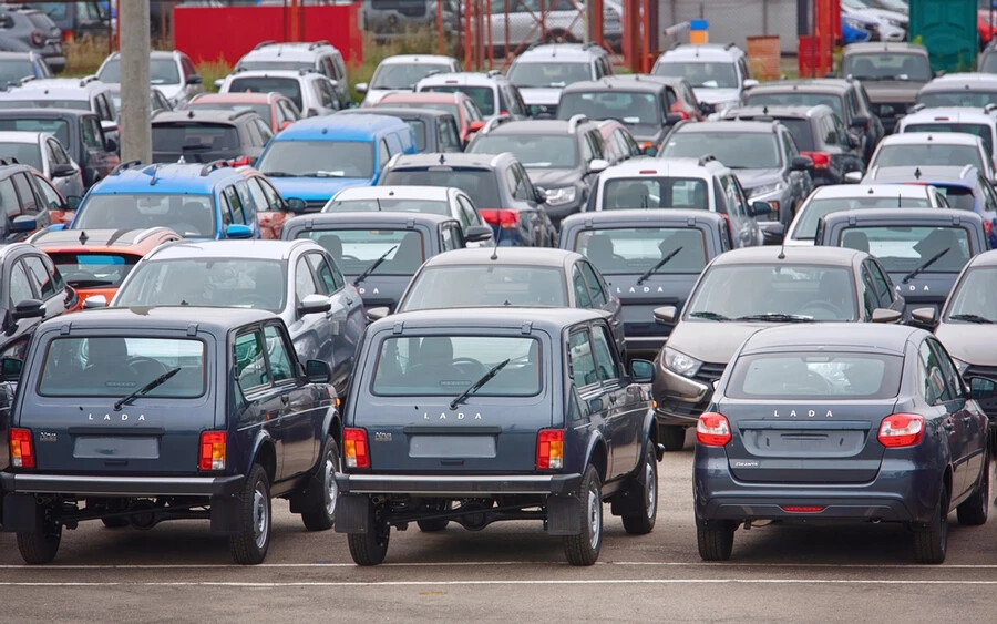 A lengyel határőrség a honlapján bejelentette, hogy az orosz rendszámmal ellátott autókat „visszaküldik abba a nem uniós országba, ahonnan érkeztek”. Ez az eljárás nem változik a sofőr állampolgársága szerint sem.