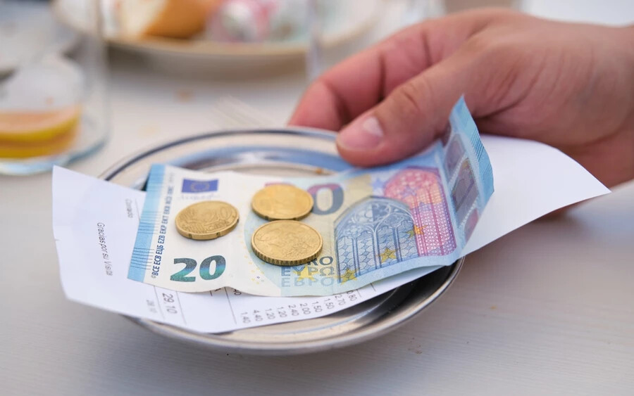 A minisztérium szerint júniusban a havi éttermi étkezések összege átlagosan 105,8 euró volt. Az árak tehát kevesebb mint hat százalékot emelkedtek ahhoz az értékhez képest, mely alapján a legutóbb kiszámolták az étkezési hozzájárulás összegét.