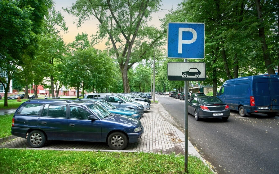Ha október elsejétől jelöletlen járdán parkol, akár 50 eurós bírságot is kaphat.