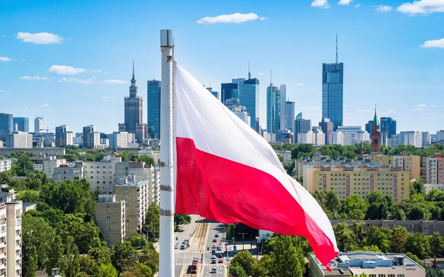 Az intézkedés bevezetését szombaton Mariusz Kaminski lengyel belügyminiszter jelentette be. Lengyelország eddig az Oroszországban bejegyzett tehergépkocsikra vonatkozó belépési tilalmat alkalmazott, ezt terjesztették ki most a személygépkocsikra is.