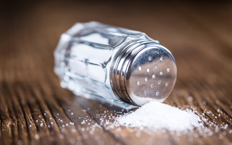 A só esetében az ajánlás napi 6 gramm, tehát egy teáskanálnyi. Fontos megjegyezni azonban, hogy mivel minden élelmiszer tartalmaz sót, ez a mennyiség gyorsan összadódhat.