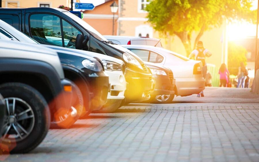 A járdán való parkolást tiltó új törvény egész Szlovákiában érvényes lesz. Kivételt csak azok a szakaszok képeznek majd, ahol a vonatkozó közlekedési táblák ezt lehetővé teszik.