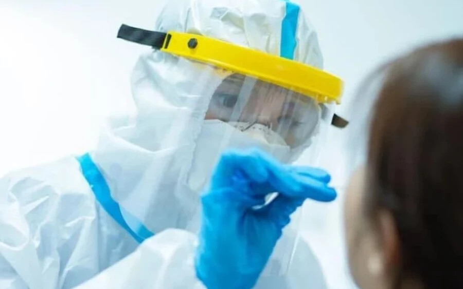 Az elmúlt héten 301 pozitív Covid-19-es esetet észleltek az antigénteszttel, amelyek közül 178-at PCR-teszttel is megerősítettek a Nemzeti Egészségügyi Információs Központ szerint. Jelenleg 254 ember van kórházban koronavírus-fertőzés miatt.
