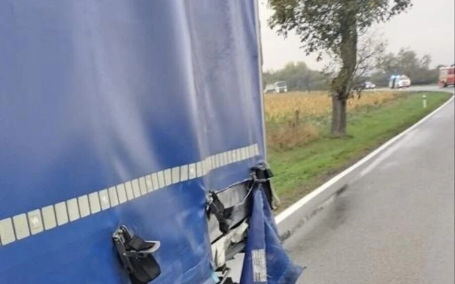 BALESET: Autóknak hajtott egy kamion Taksony és Felőszeli között (FOTÓK)