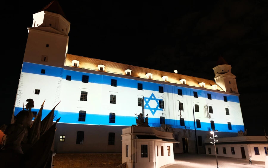 Vasárnap este Izrael nemzeti lobogójának színeivel világították meg a pozsonyi várat.