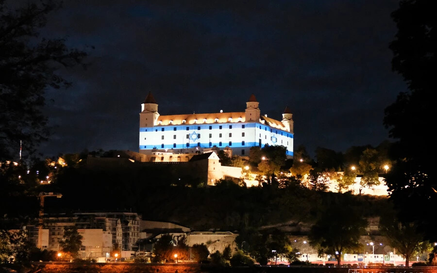 Vasárnap este Izrael nemzeti lobogójának színeivel világították meg a pozsonyi várat.