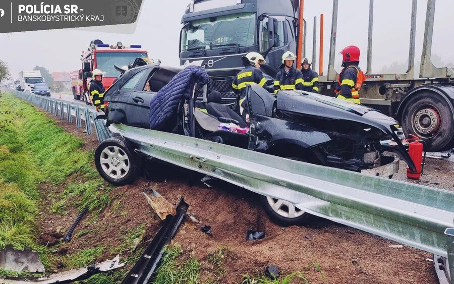 FOTÓK: Totálkárosra tört egy autó, miután nekihajtott egy kamion
