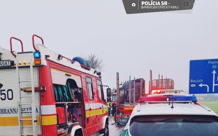 FOTÓK: Totálkárosra tört egy autó, miután nekihajtott egy kamion