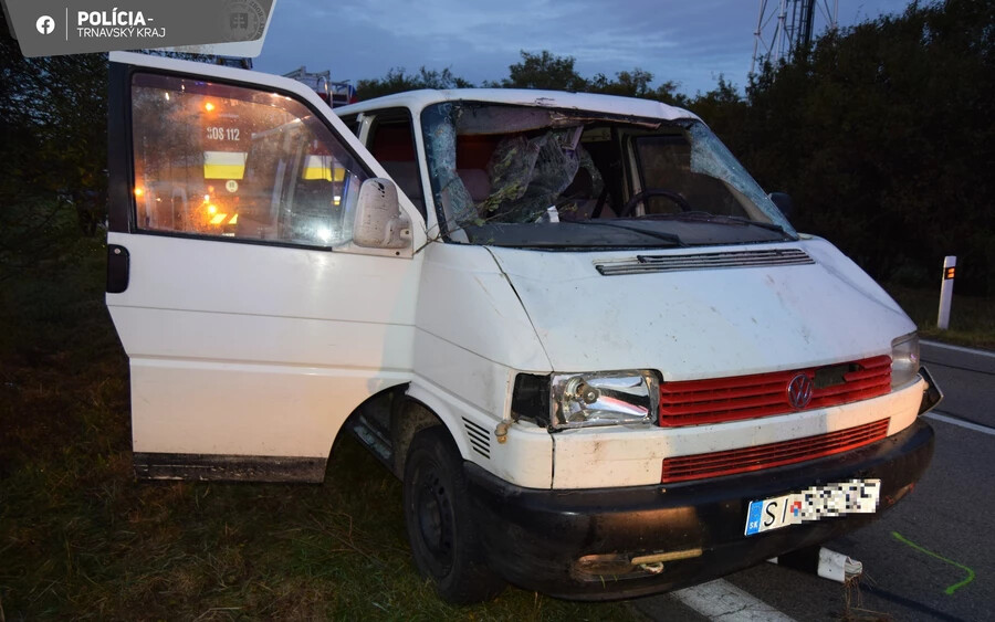BALESET: Szarvasnak ütközött egy furgon, ketten súlyosan megsérültek (FOTÓK)
