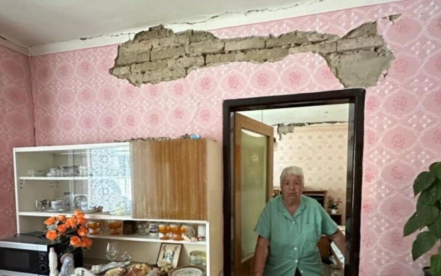 Mária 81 éves Zemplénpálhely (Pakostov) faluban (Homonnai járás) él. A nyugdíjas háza jelentősen megrongálódott a földrengés után. „Ilyen még nem történt itt soha. Olyan, mintha valaki bombát dobott volna ránk” – mondta a pluska.sk-nak.
