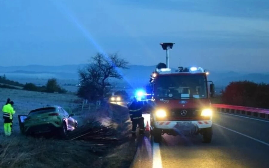 A sofőr enyhe sérüléseket szerzett, az autón pedig 10 ezer eurós kár keletkezett. A baleset kapcsán a rendőrség arra figyelmezteti a járművezetőket, hogy a reggeli és esti órákban vezessenek lassabban és legyenek éberebbek.