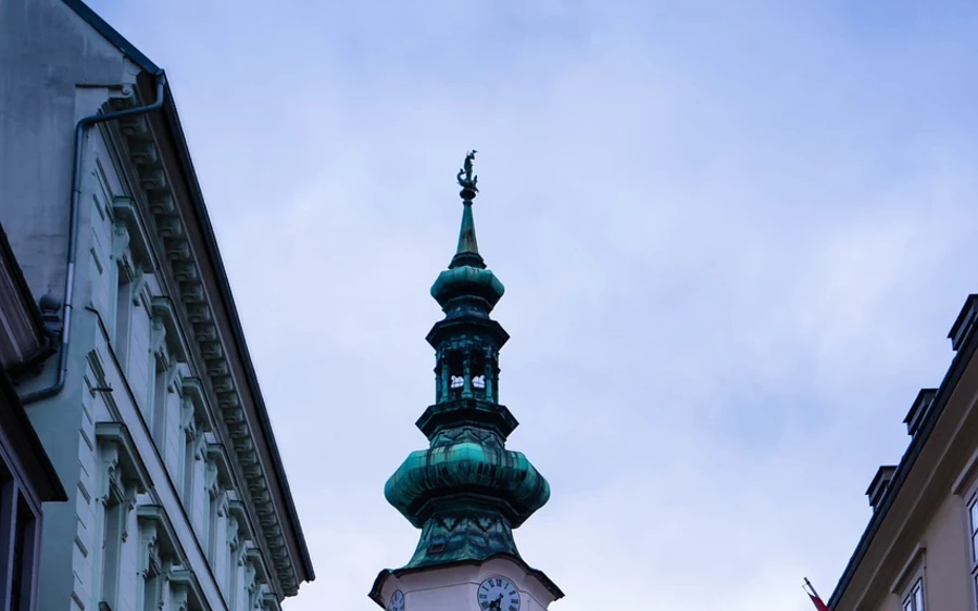 A második helyezett Luxemburg lett. Az ingatlanárak olyan drágák, hogy sok luxemburgi a szomszédos országokban él, és csak a hazájában dolgozik. Mindazonáltal a piac jelenleg változik, és az ingatlanárak csökkennek.