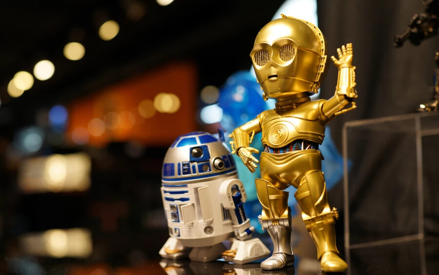 Az Indenpendent forrásai szerint a tárgyak közül a legdrágább C-3PO feje lesz, amelyet a karakter megformálója, Anthony Daniels a filmsorozat negyedik részében (a széria elsőként bemutatott filmje), az 1977-es Egy új reményben viselt. A becslések szerint akár egymillió fontot is fizethet majd érte jövőbeli tulajdonosa.