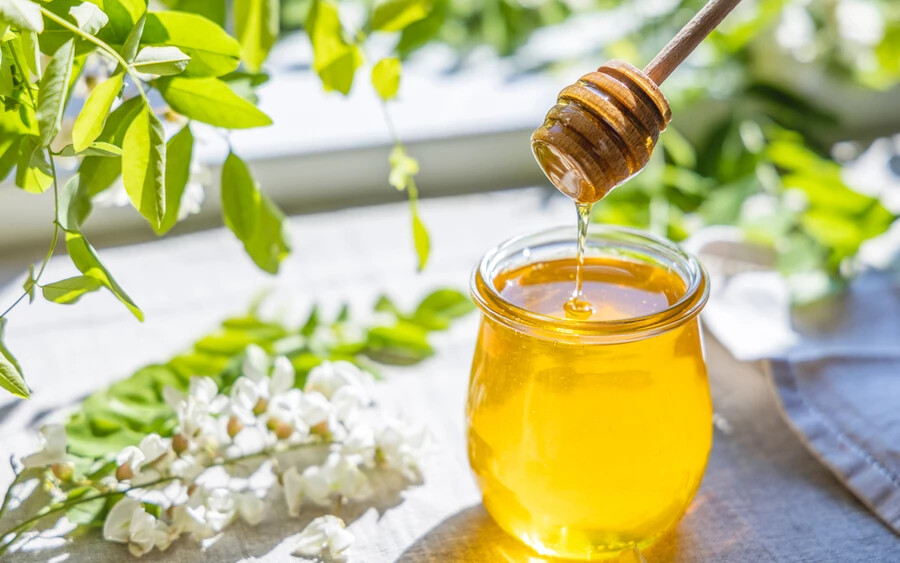 Amennyiben valódi cukorra vágyunk, a méz lehet a legjobb alternatíva, ami sokkal gazdagabb tápanyagokban, mint a hagyományos kristály- vagy a kókuszvirágcukor, azonban – a sztíviával ellentétben – ez kalóriát is tartalmaz. 
