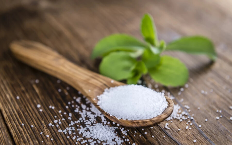 A sztívia (stevia) egy növényből nyert természetes cukorhelyettesítő, amely nem tartalmaz kalóriát vagy cukrot, és rendkívül édes. Kávé, zabpehely vagy joghurt ízesítésére is kiválóan alkalmas.