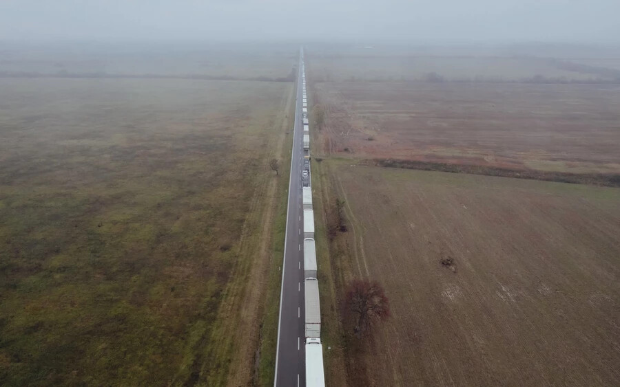 FOTÓK: 16 kilométeres kamionsor a szlovák–ukrán határátkelőnél