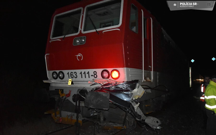Az érkező vonat elé hajtott, elhunyt az 58 éves sofőr
