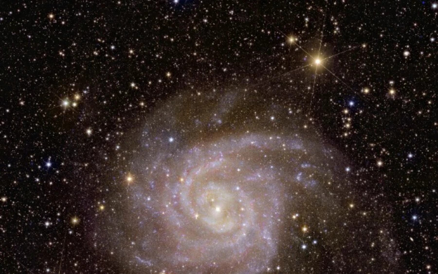 „Káprázatos” - mondta Carole Mundell, az ESA tudományos igazgatója. Az Euclid teleszkóp elég érzékeny ahhoz, hogy még az alig észlelhető apró galaxisokat is ábrázolja.