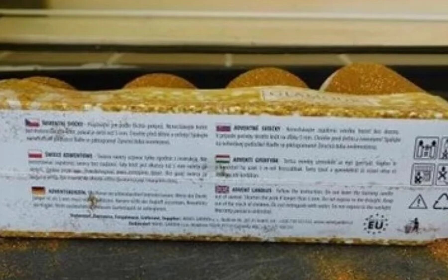 „A gyertyákat átlátszó műanyag csomagolásban árulják, amelynek alsó, kartonpapírból készült részén a szállítóra vonatkozó információk és biztonsági figyelmeztetések találhatók” – közölte a SOI.