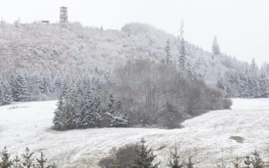 A hideg szerdán köszönthet be, a meteorológusok szerint a maximumhőmérséklet +5 °C lehet, míg északon már napközben is fagyhat. Csütörtökön ismét enyhén melegedni fog, +10 °C-ig, de ez csak pillanatnyi lesz.