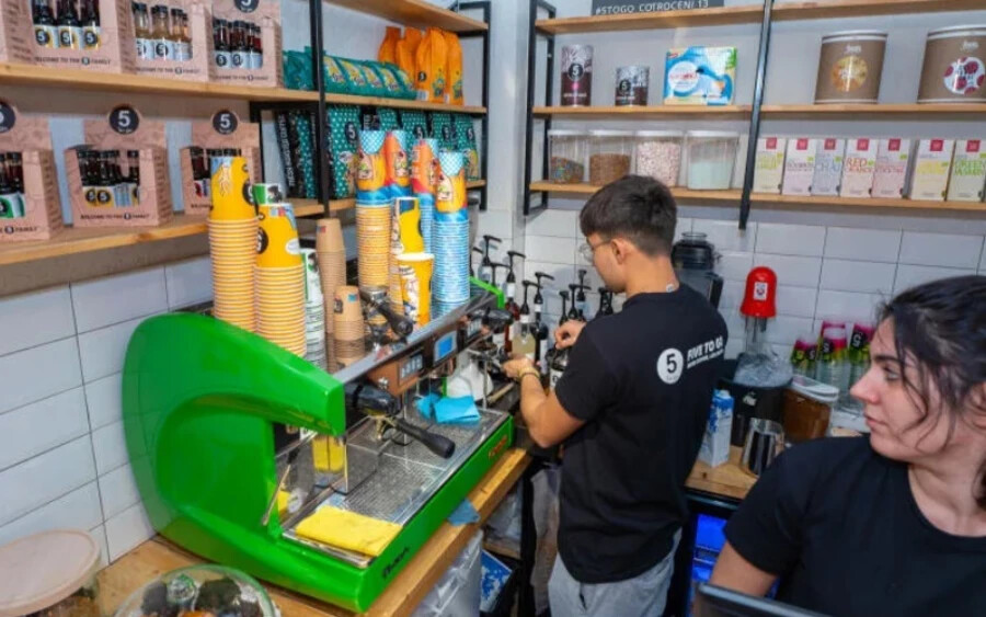  Romániában a kávézóláncban egy kávé 5 lejbe kerül, ami mindössze egy euró. A World Coffee Portal felmérése szerint a kávézómárkák szlovákiai piacán mintegy 125 üzlet található, a McCafé 31 üzlettel az élen jár.