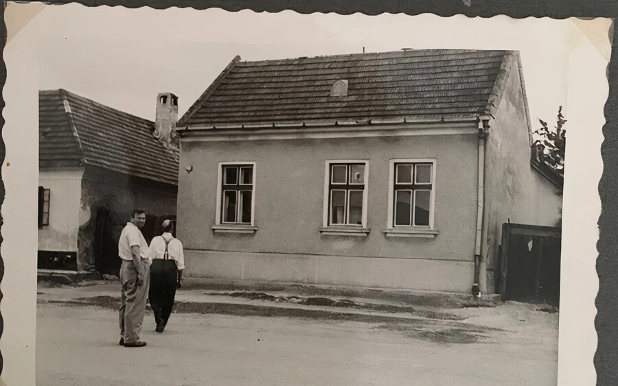 Martin Pfundtner dunahidasi háza korabeli képen. A Pfundtner család vagyonát, mivel németnek tartották őket, közvetlenül a második világháború után elkobozták. (Fotó: Helga Anderl, családi album)