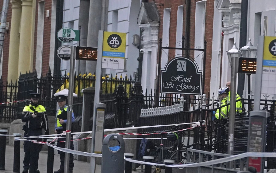 Az incidens a Parnell Square East-en történt helyi idő szerint nem sokkal 13.30 óra után (közép-európai idő szerint 14.30-kor). Helen McEntee ír igazságügyi miniszter azt mondta, hogy "mélyen megdöbbentette ez a három ártatlan gyermek és egy nő elleni szörnyű támadás".