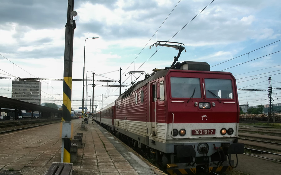 „Mindenekelőtt örülünk, hogy sérült utasunk nincs életveszélyes állapotban. Mielőbbi felépülést kívánunk neki. Természetesen hatalmas köszönet a hősöknek –  utastársainknak, akik nem voltak közömbösek sorsa iránt, közbeléptek, amikor észrevették az életveszélyt, és a rendőrség kiérkezéséig feltartóztatták az elkövetőt” – mondta Dominik Drevický a Szlovák Vasúttársaság (ZSSK) kommunikációs osztályáról.