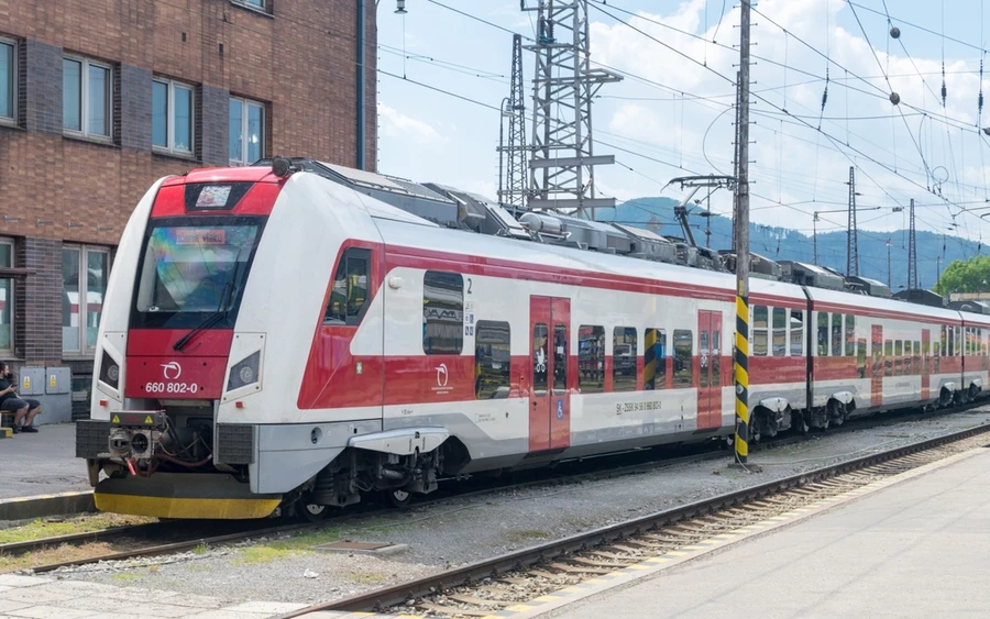 Drevický továbbá kijelentette, hogy a vállalat büszke a személyzetre is, akik tudták kezelni a helyzetet, és elsősegélyt nyújtottak a sérült nőnek. „A jó és empatikus embereknek köszönhetően az elkövető a rendőrség felügyelete alatt áll, a sérült női utast pedig ellátták és stabil állapotban van”. A ZSSK arra kéri az utasokat, hogy ha bármi problémát tapasztalnak a vonaton, forduljanak a kalauzhoz, a rendőrséghez vagy hívják a 18 188-as non-stop vonalat.