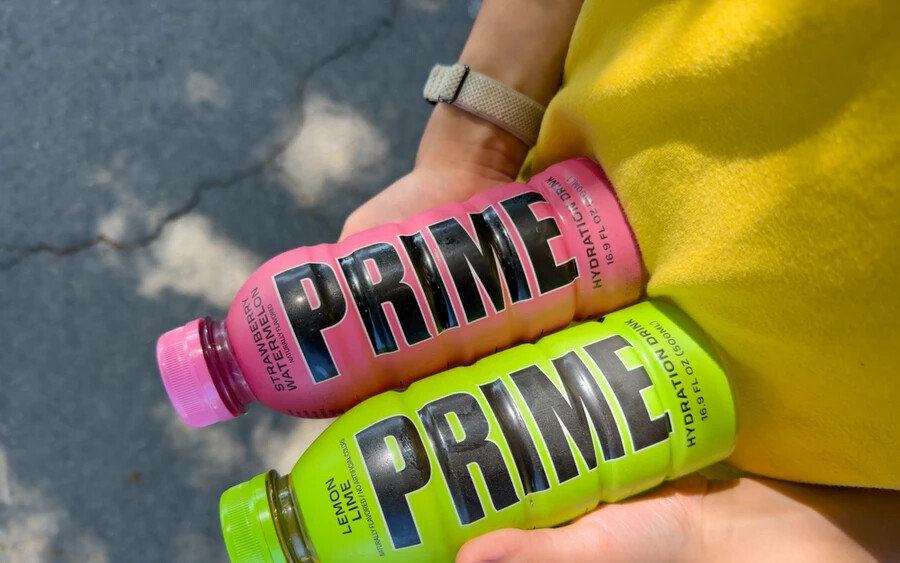 Logan Paul és KSI youtuberek 2022 elején elindították a Prime-ot, a szóban forgó italt, amelynek készletei rohamtempóban üresedtek ki. Több tízmillió ember, főként gyerekek és fiatalok követik a két alkotót, ezért a fogyasztóik is a fiatalabb generációk köréből kerültek ki.