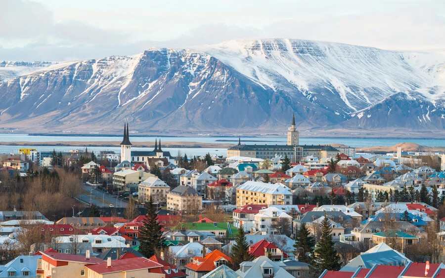 Izland fővárosa, Reykjavík, télen is különleges hangulatot áraszt. A geotermikus források, a hóval borított vulkánok és a kifürkészhetetlen sarkvidéki tájak egész évben elvarázsolják az odalátogatókat. A városban a kávézók, múzeumok és a világhírű geotermikus lagúna is felejthetetlen élményeket nyújtanak.