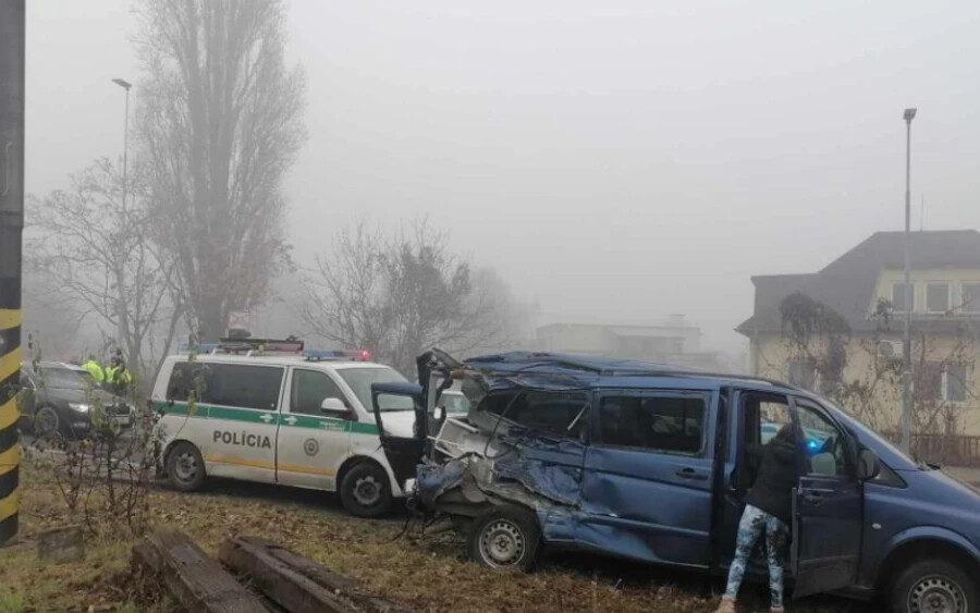 SÚLYOS baleset: Személyautóval ütközött a Leo Express vonata (FOTÓK)