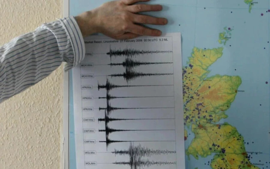 Sajnos a tudós szerint a földrengéseket nem lehet megjósolni. De léteznek katalógusok, amelyek egyfajta archívumot és adatbázist jelentenek a földrengésekről. Ezen információk alapján valószínűségi számításokat lehet végezni az adott forrászónában hosszú távon várható földrengésekről, és meg lehet becsülni azok hatásait a térségben.