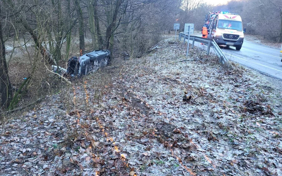 TRAGÉDIA: Lesodródott az útról és fának csapódott egy BMW, a sofőr meghalt