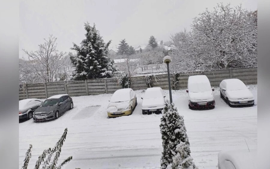 Az iMeteo  is bonyodalmakra figyelmeztet a reggeli forgalomban. Később a nap folyamán felmelegedés várható, ami olvadást okoz. Az erős havazás miatt a látótávolság 100 méterre korlátozódik az R1 Nagyszombat - Nyitra, valamint Pozsonyban és környékén - közölte a Szlovák Útkarbantartó Vállalat (SSC). 