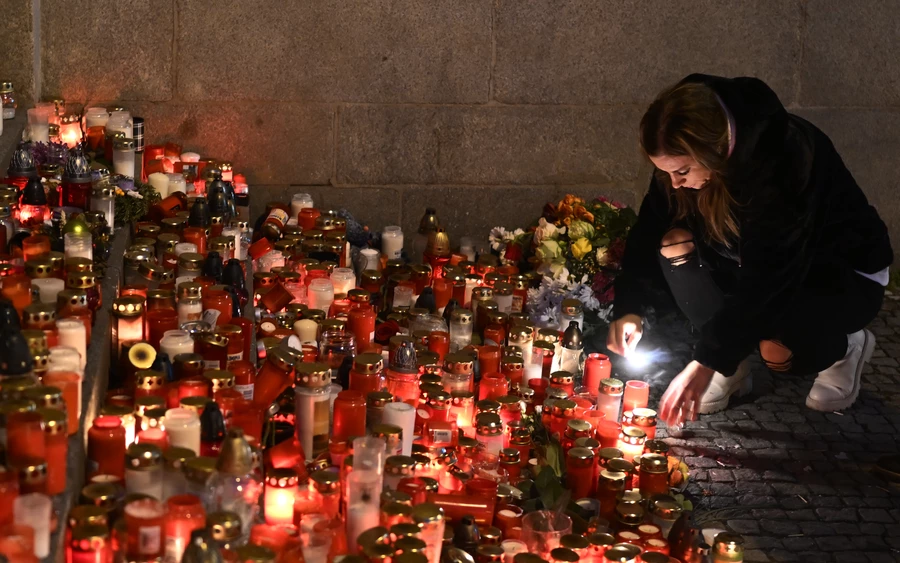 Nemzeti gyásznapot tartanak ma Csehországban a merénylet áldozataiért (FOTÓK)